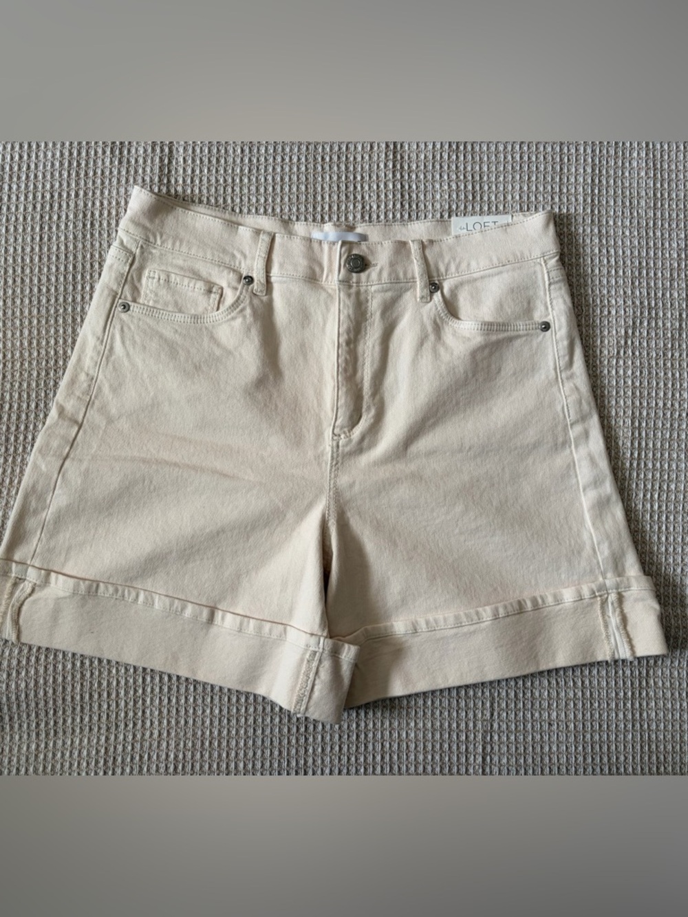 SOLD NWT Loft High-Rise The Cuff Short in Cream 8P/29P